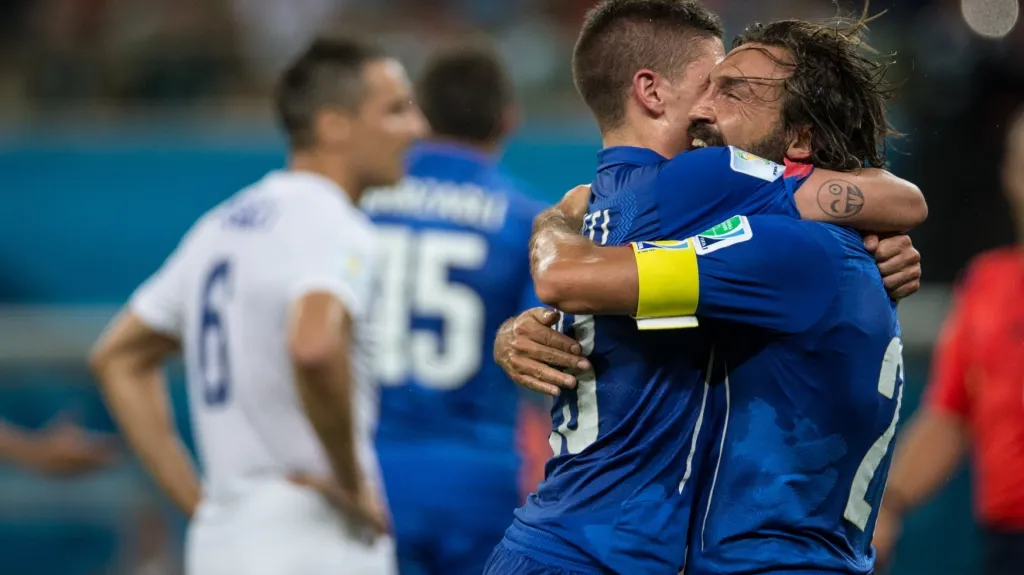 Slavící fotbalisté Itálie v duelu s Anglií