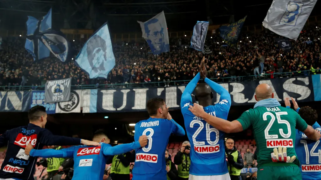 Fotbalisté Neapole se radují s vlastními fanoušky
