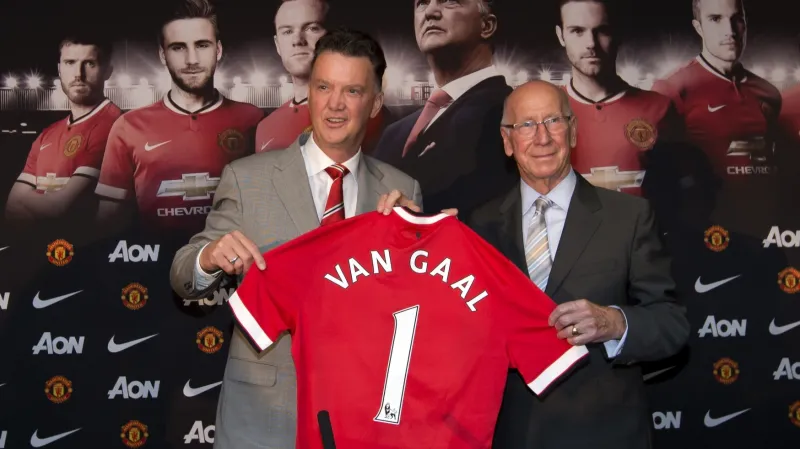 Nový trenér Manchesteru United Louis van Gaal (vlevo) s Bobbym Charltonem