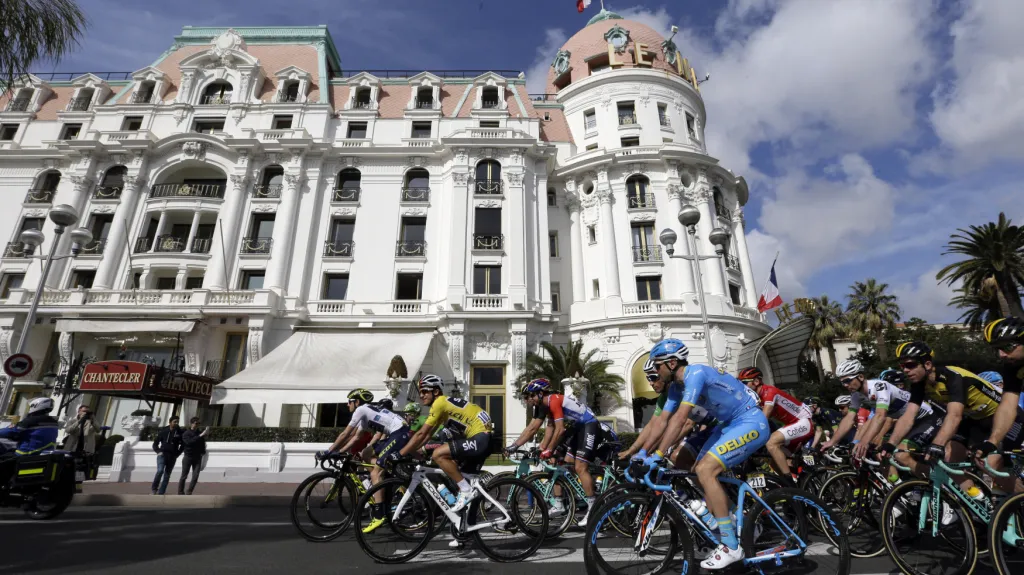 Cyklisté na promenádě v Nice