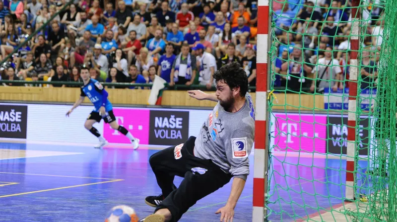 Brankář Dukly Tomáš Petržala