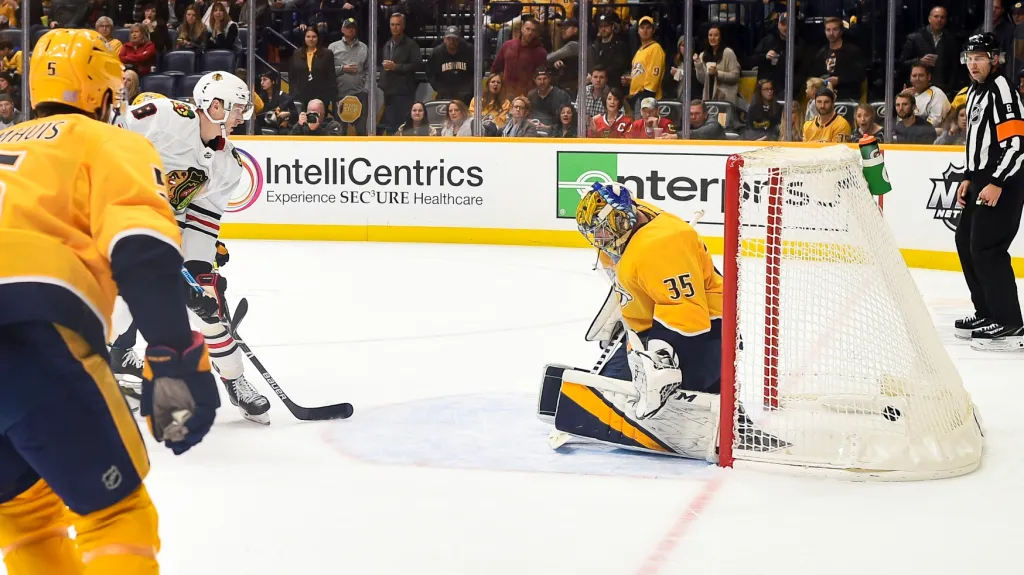 Dominik Kubalík z Chicaga střílí gól v utkání NHL