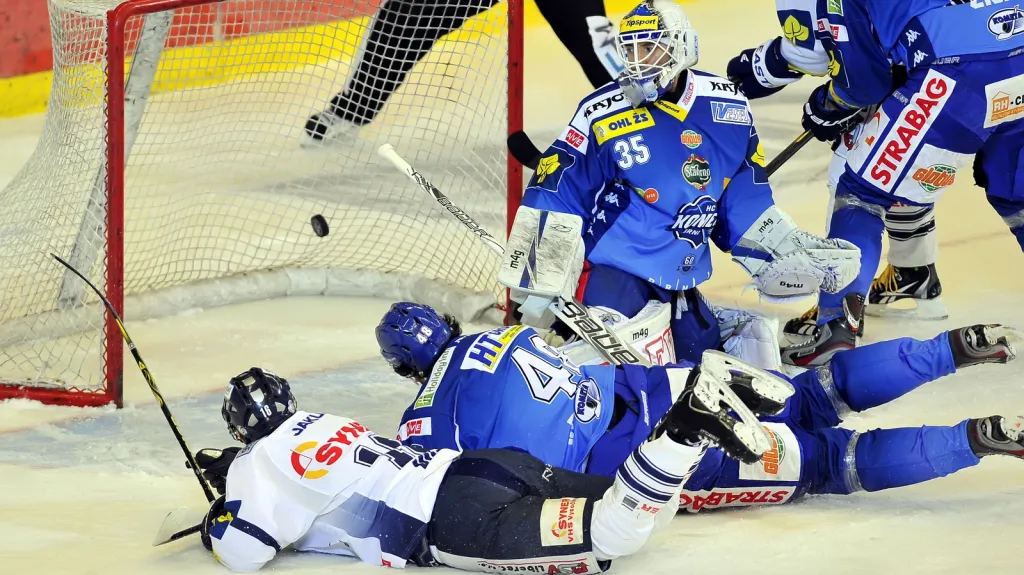 Liberecký útočník Jan Víšek (vlevo) skóruje do branky Jiřího Trvaje