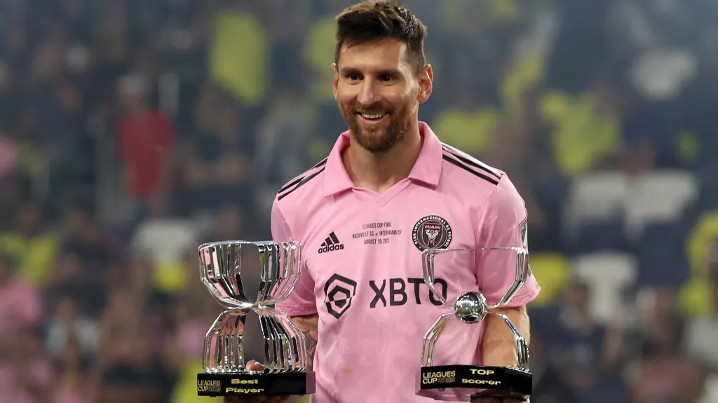 Lionel Messi s trofejemi pro nejlepšího hráče a nejlepšího střelce Leages Cupu