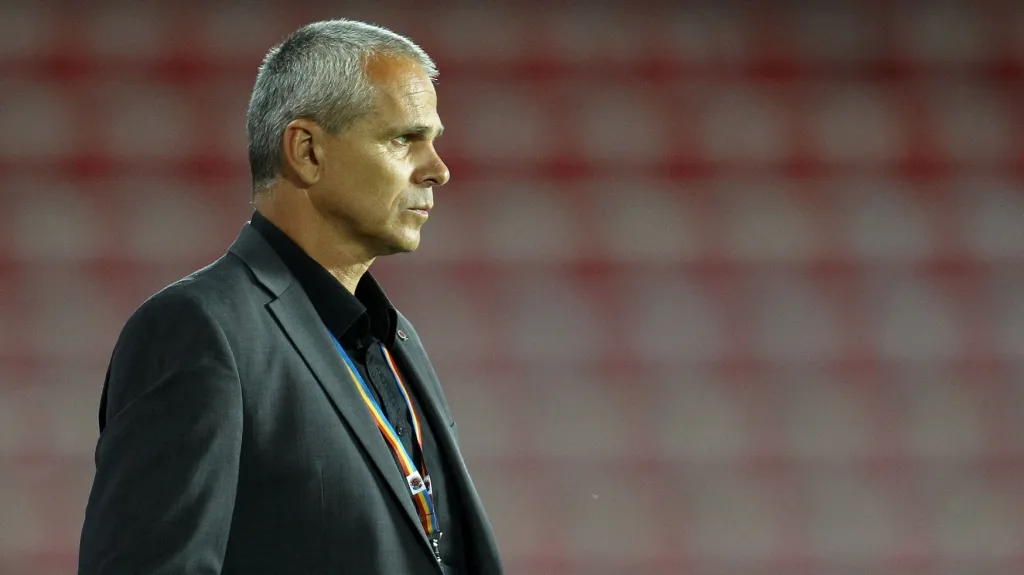 Zamyšlený trenér Sparty Vítězslav Lavička