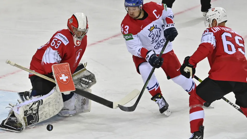 Jan Kovář v šanci v zápase proti Švýcarsku