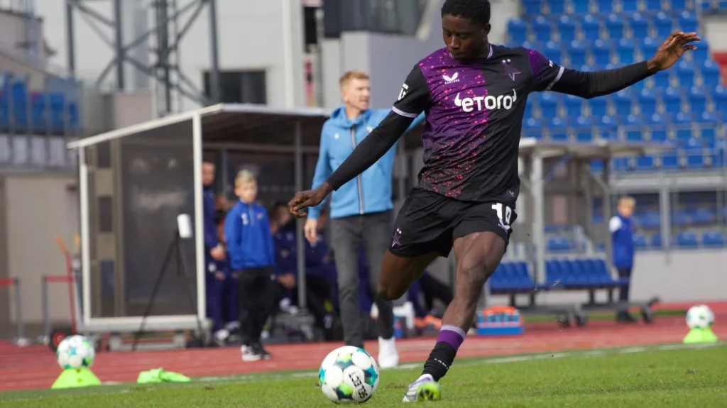 Izuchukwu Okonkwo v dresu pražské Slavie