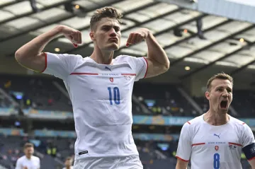 Patrik Schick se raduje z gólu v chorvatské síti