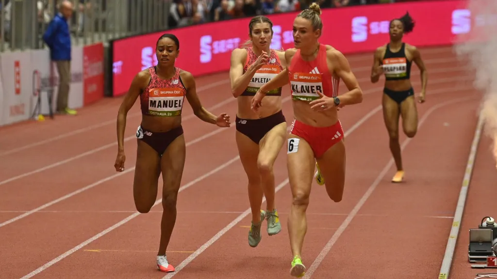 Lurdes Gloria Manuel, Emma Zapletalová a Lieke Klaverová v běhu na 400 m na Czech Indoor Gala