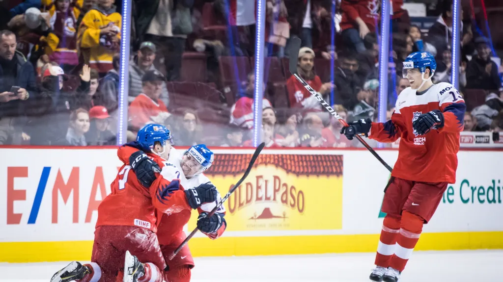 Martin Kaut se spoluhráči slaví vstřelený gól