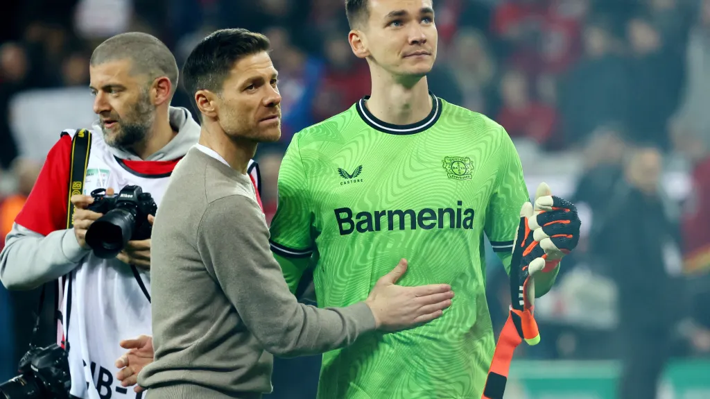 Kouč Leverkusenu Xabi Alonso s brankářem Matějem Kovářem