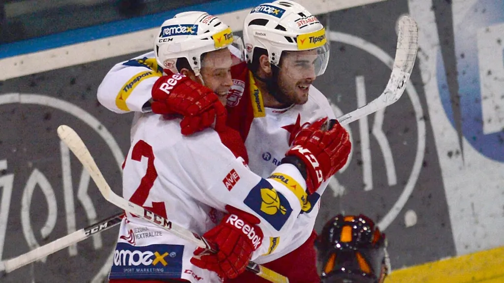 Michal Poletín (vpravo) slaví vstřelenou branku