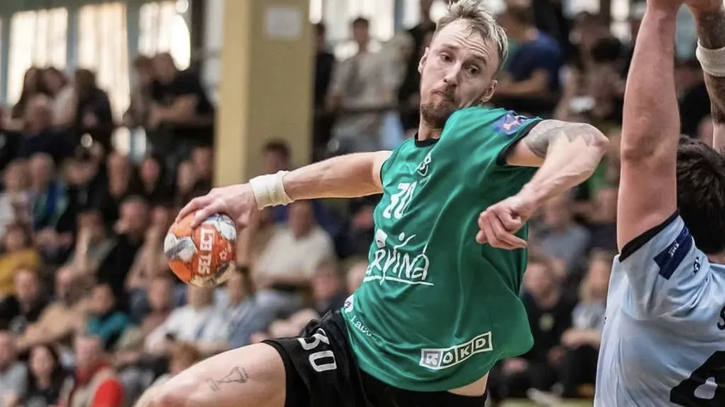 Karvinská opora Dominik Solák při střelbě