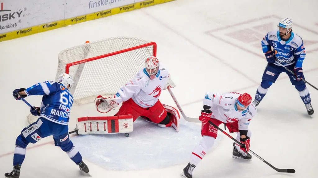Třinecký brankář Marek Mazanec kryje šanci Tomáše Marcinka z Komety Brno