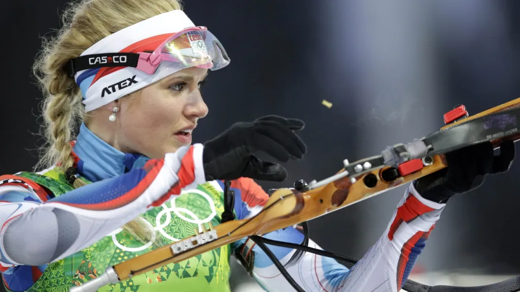 Gabriela Soukalová při střelbě během biatlonové štafety