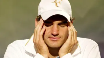 Roger Federer přemýšlí, kde udělal chybu