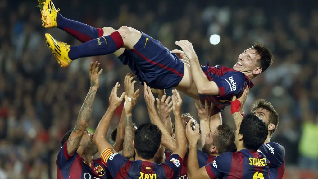 Lionel Messi (nahoře) slaví se svými spoluhráči z Barcelony nový střelecký rekord španělské ligy