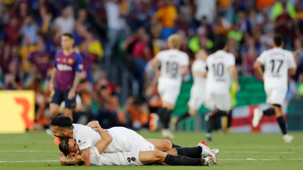 Fotbalisté Valencie se radují po výhře nad Barcelonou ze zisku Španělského poháru