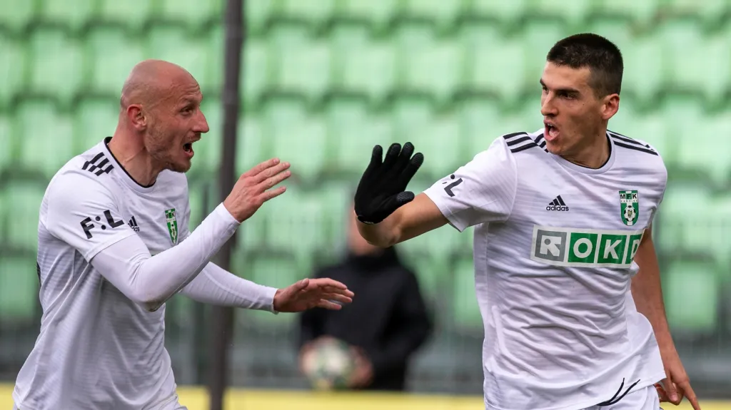 Radost hráčů Karviné, zleva Marek Janečka a Kristi Qose