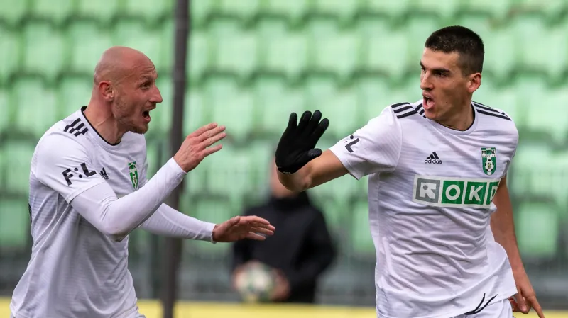 Radost hráčů Karviné, zleva Marek Janečka a Kristi Qose