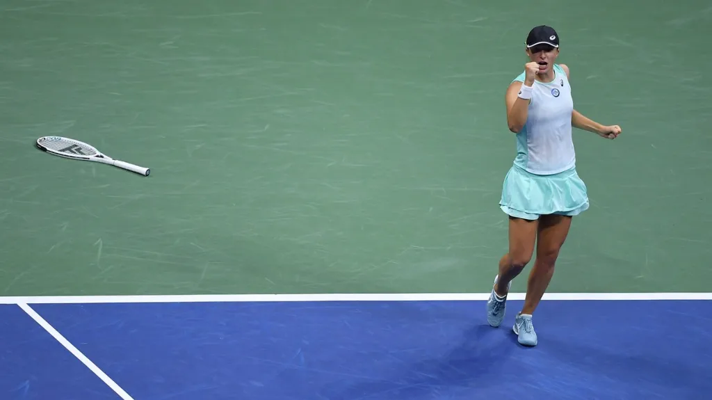 Iga Šwiateková se raduje z postupu do finále US Open