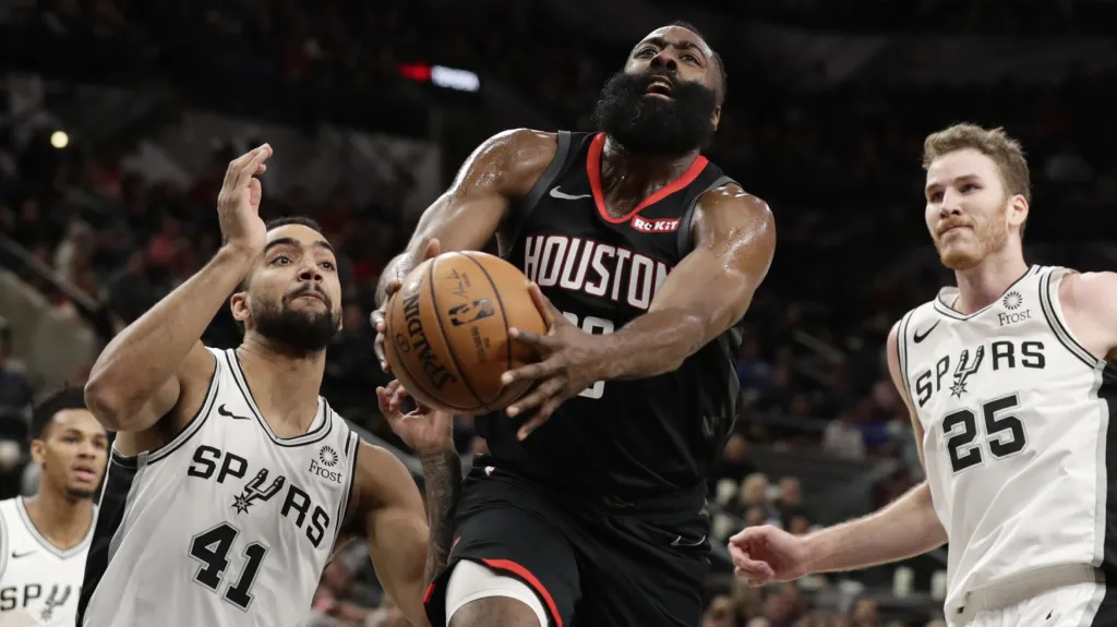James Harden nasázel v utkání se San Antoniem 50 bodů
