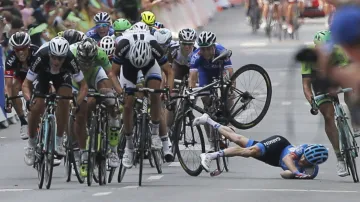 Andrew Talansky padá v Nancy v závěru sedmé etapy