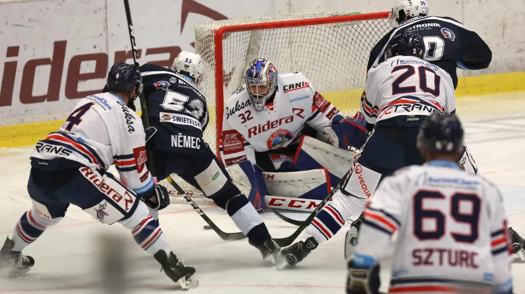 Brankář Vítkovic Patrik Bartošák v utkání proti Plzni