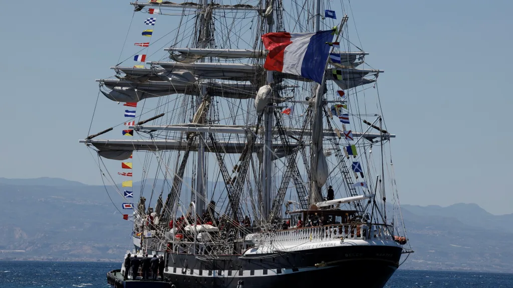 Plachetnice s olympijským ohněm