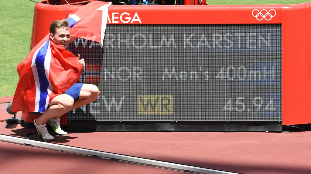 Karsten Warholm slaví světový rekord v běhu na 400 metrů překážek