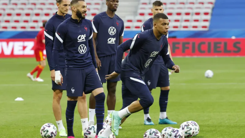 Karim Benzema při rozcvičce se spoluhráči z Francie