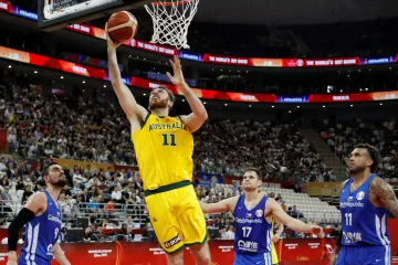 Čeští basketbalisté sledují Nica Kaye z Austrálie při zakončení