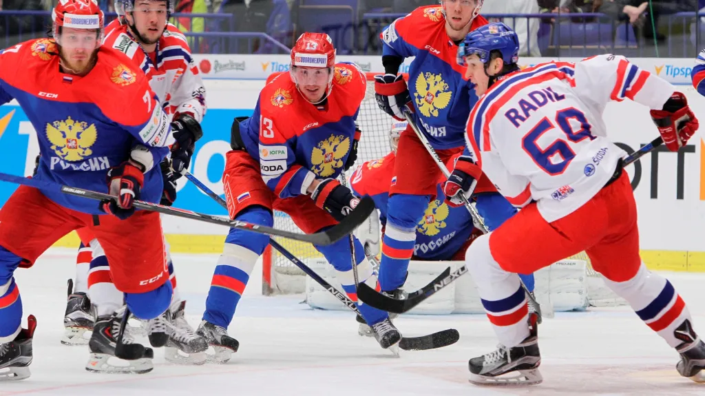 Lukáš Radil s Janem Kovářem v utkání proti Rusku