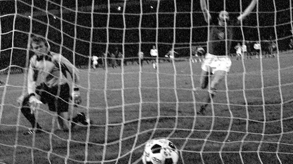 Antonín Panenka slaví proměněnou penaltu na ME 1976, která ČSR zajistila titul