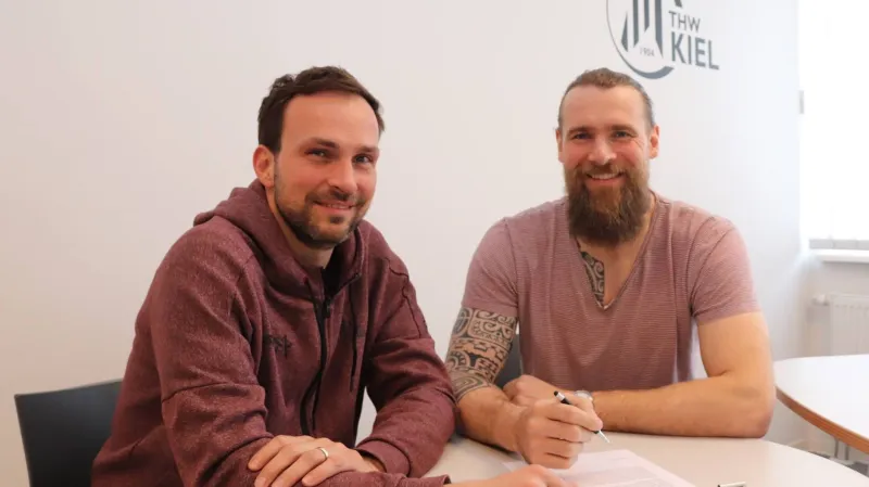 Sportovní ředitel Kielu Viktor Szilagyi a Pavel Horák při podpisu smlouvy