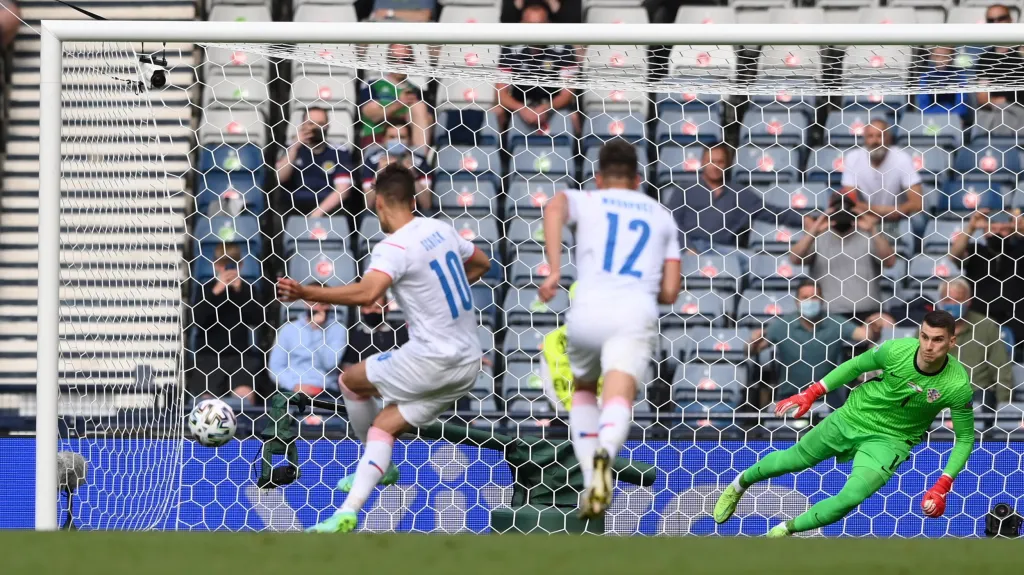 Patrik Schick proměňuje penaltu v utkání ME proti Chorvatsku