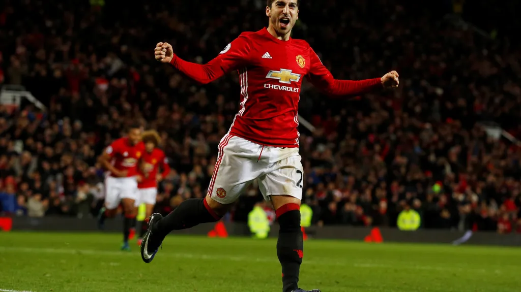 Henrik Mchitarjan slaví gól do sítě Sunderlandu