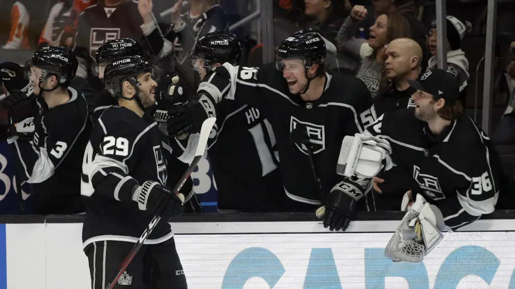 Martin Frk slaví se spoluhráči