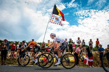 Fanoušci podporují cyklistky ve stoupání