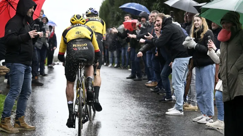 Žlutá záda ukázali zbytku startovního pole Wout van Aert a Christophe Laporte