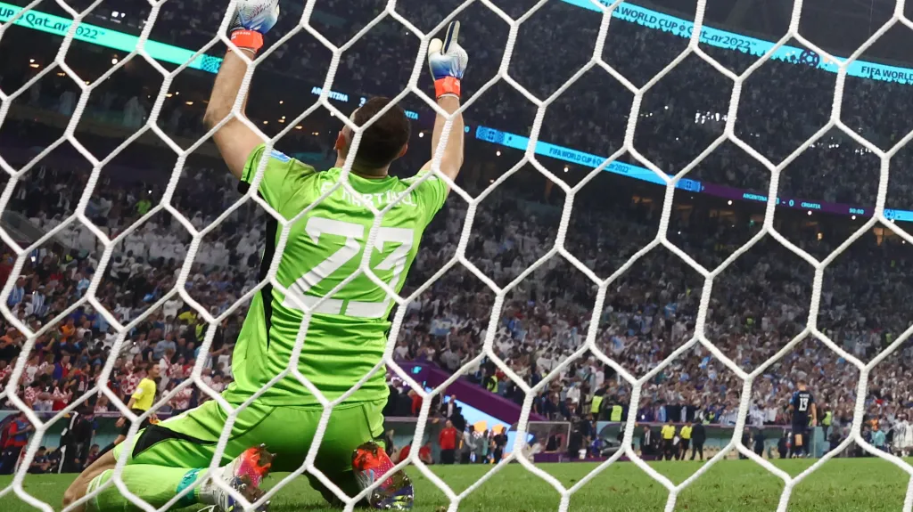 Slavící brankář Argentiny Emiliano Martínez