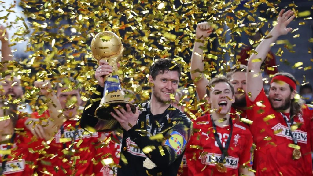 Dánové s trofejí pro světové šampiony v roce 2021