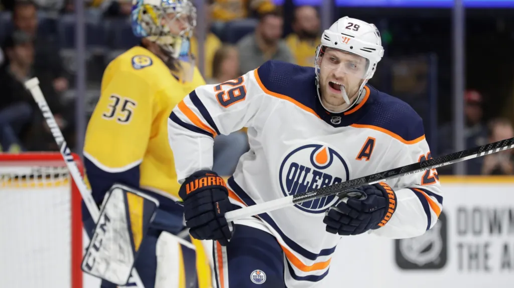 Leon Draisaitl z Edmontonu v zápase proti Nashvillu