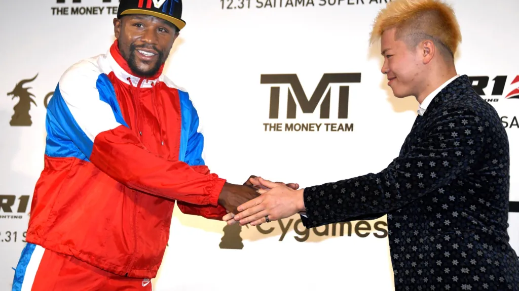 Floyd Mayweather s Japoncem Tenšinem Nasukawou