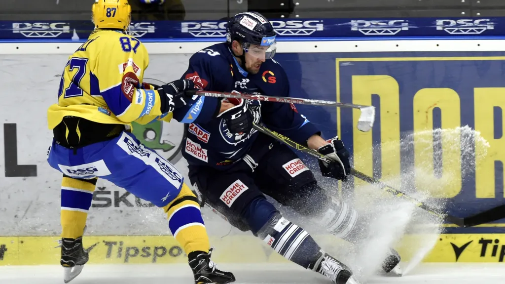 Liberecký Krenželok (vpravo) v souboji s Veselým ze Zlína