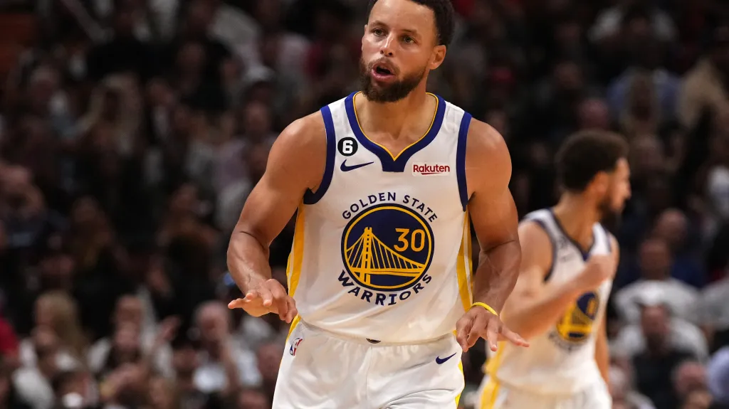 Stephen Curry v dresu Golden State