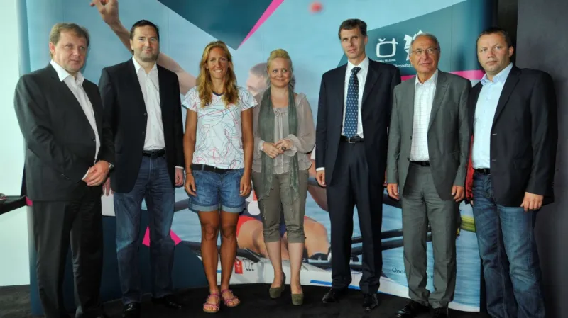 Generální ředitel ČT Petr Dvořák, autor projektu LOH v ČT Robert Záruba, veslařka Miroslava Knapková, výkonná ředitelka Nových médií ČT Pavlína Kvapilová, místopředseda ČOV Jiří Kejval, předseda ČOV Milan Jirásek a výkonný ředitel ČT4 Jiří Ponikelský