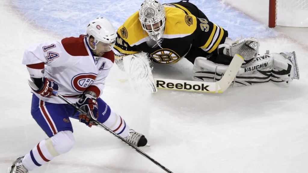 Tomáš Plekanec před brankářem Bostonu Thomasem