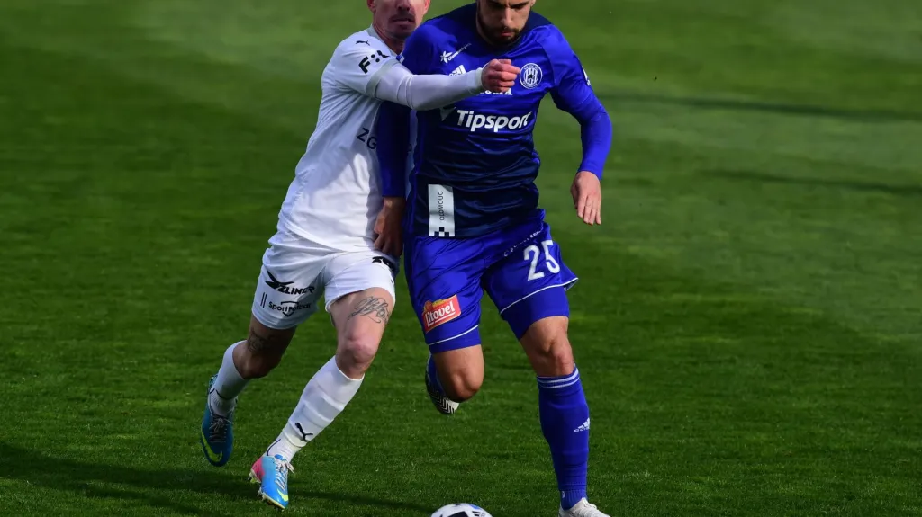 Zleva Milan Petržela ze Slovácka a Martin Hála z Olomouce v souboji