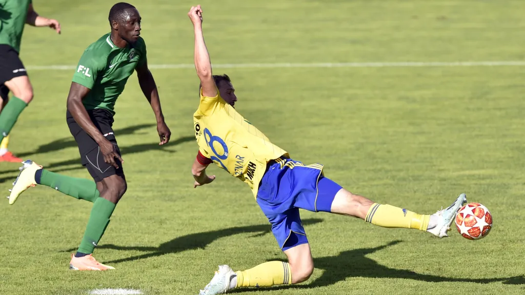 Tomáš Poznar se natahuje za míčem v utkání s Příbramí